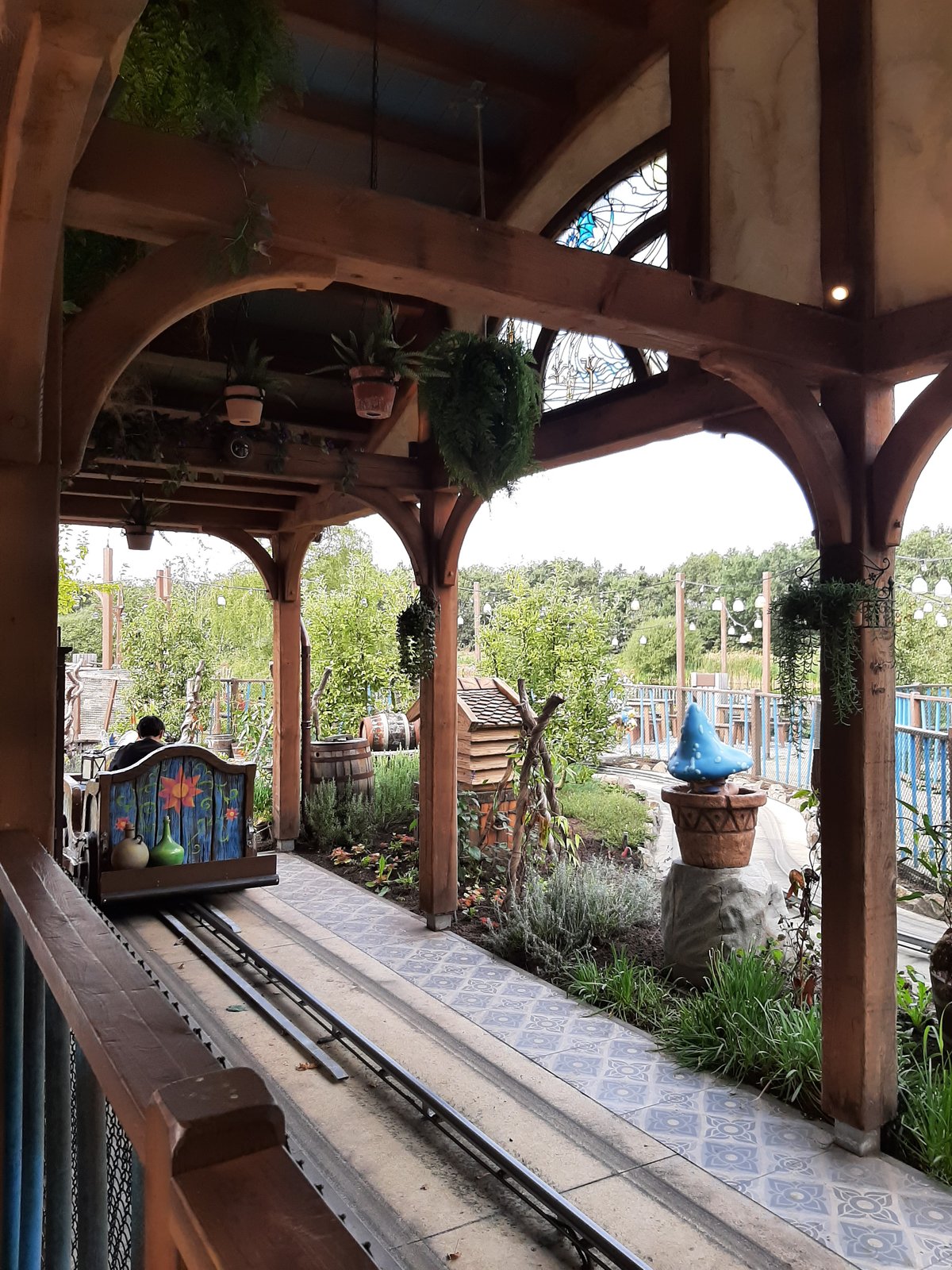 Voor een kinderattractie is de Garden Tour prachtig gedecoreerd. Dus toch maar even een ritje aangezien Dragonwatch gesloten is.