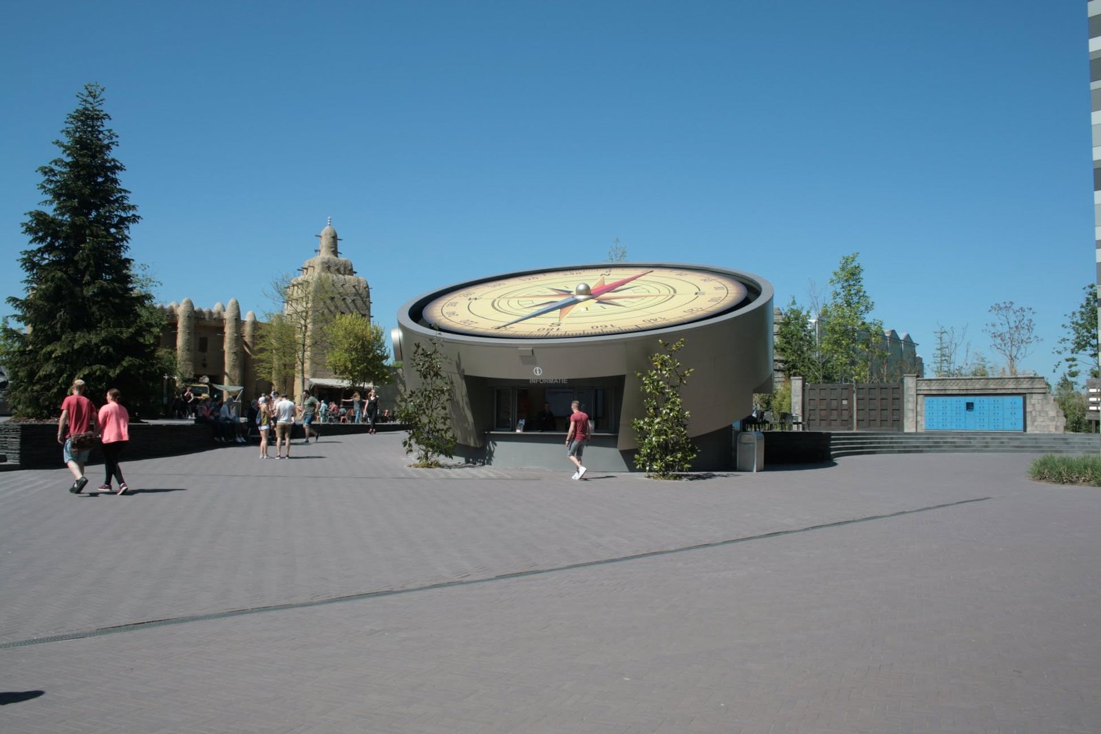Het entreeplein. Het gebouw in de vorm van een kompas is inmiddels verwijderd.