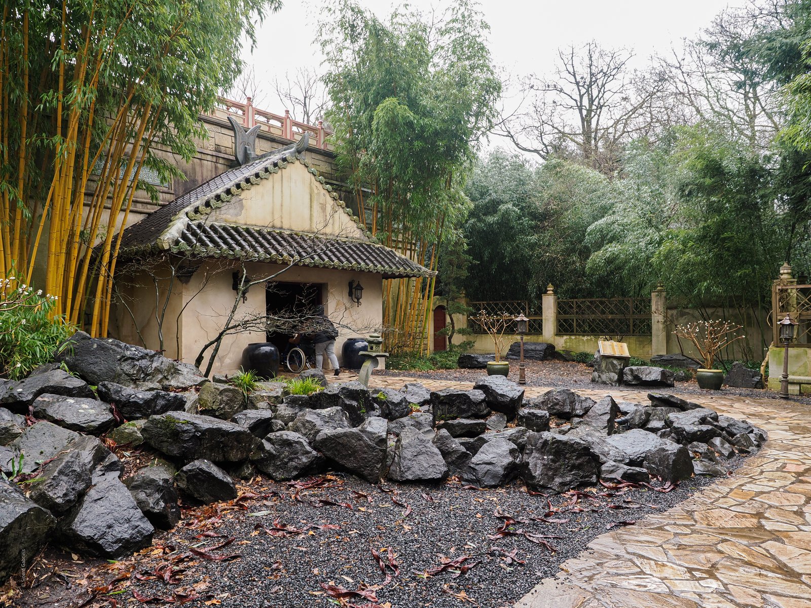 Tuin bij de ingang.
