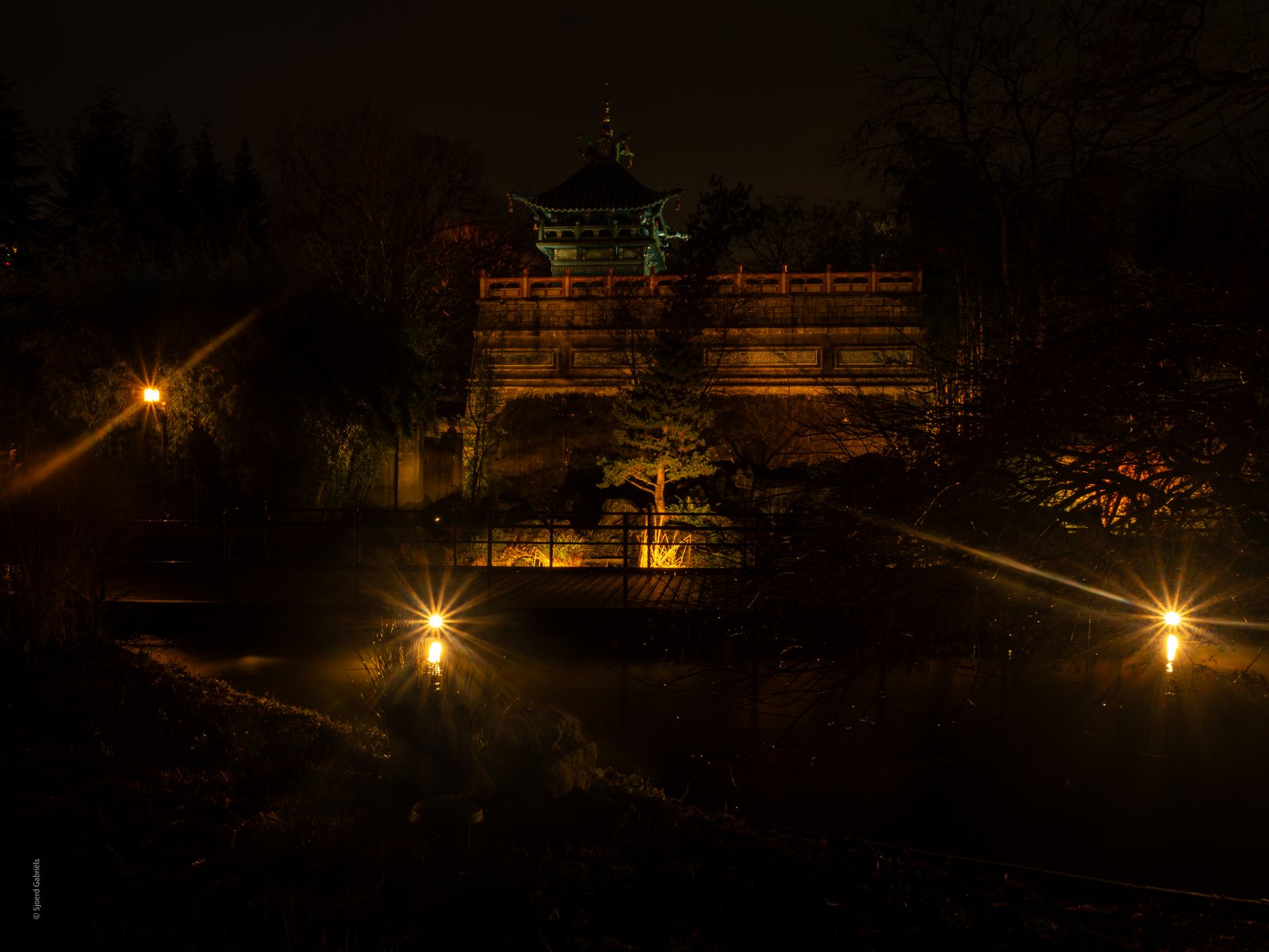 De Chinese Nachtegaal bij nacht, gezien vanuit de Siertuin.