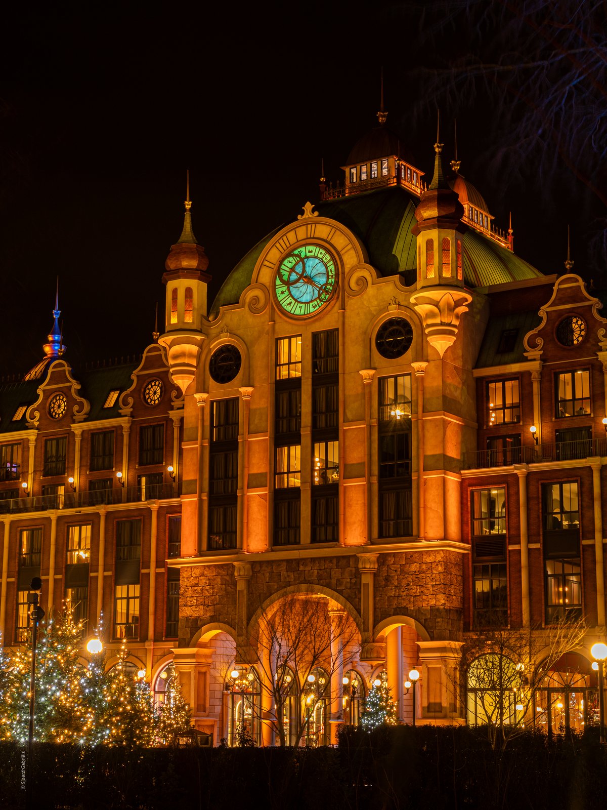 Het Efteling Grand Hotel bij nacht.