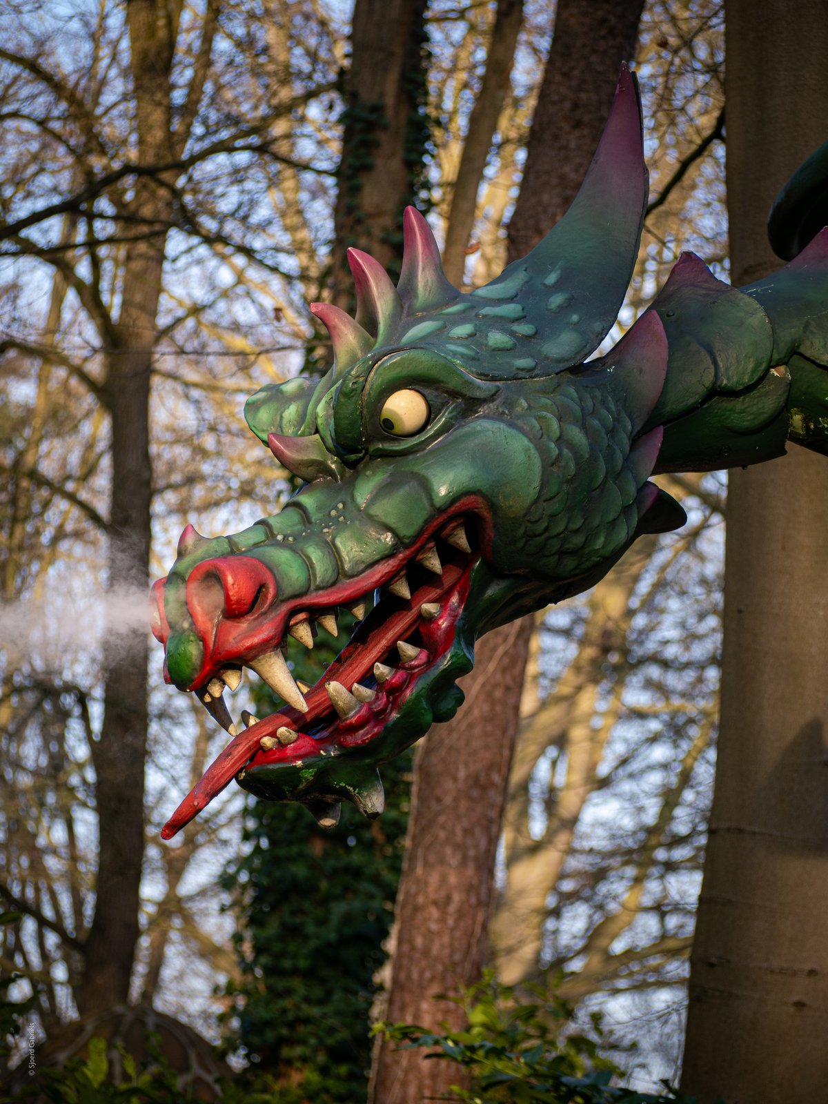 Draak Lichtgeraakt is nog zo’n sprookje. Een simpel idee, een simpele uitvoering en goede interactie maken het geheel tot een bescheiden schouwspel. Behalve voor het groepje pubers dat zo ongeïnteresseerd mogelijk langsloopt. “Ik kan niet geloven dat ik hier vroeger bang voor was”, zegt een van de jongens stoer. Ik denk wel dat ik weet wie hier de dapperste is, denk ik bij mezelf terwijl een kleine man na een aantal keer gekeken te hebben het toch aandurft om naar de kroon toe te schuifelen.
