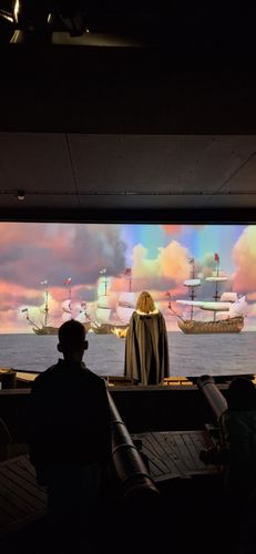 Nieuw Amsterdam. Eén van de weinige animatronics in het park. Je ziet hem merendeel van de tijd van de rug. Het is Peter Stuyvesant, een onfris koloniaal machthebber.