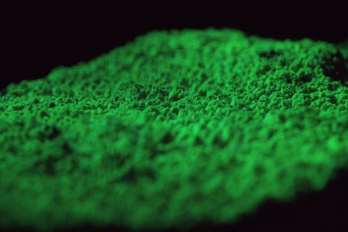 Een steen die oplicht onder het UV licht, ook wel fluorescerend mineraal genoemd.