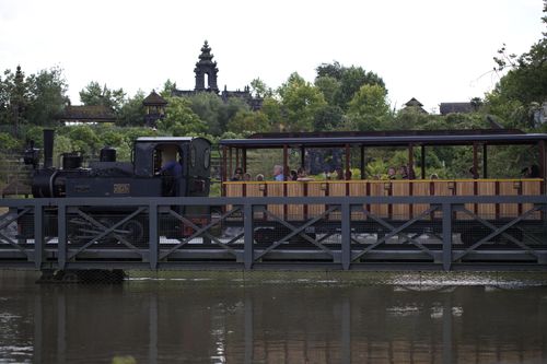 De stoomtrein gaat voorlangs het iconische bouwwerk van themagebied Kingdom of Ganesha.