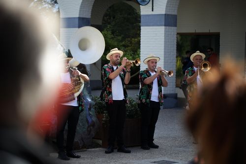 Het begin van het entertainmentprogramma van Les Estivales. Een bandje bij het entreegebied.