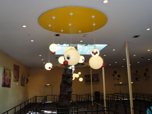 Het was rustig bij Carnaval Festival. Je ziet hier ook nog de oude wand decoraties en het oppervlak waar de verlichting aan hangt is hier nog geel.