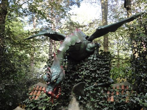 Draak Lichtgeraakt, overgroeid met klimop planten.