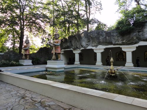 Het voorplein van de Indische Waterlelies