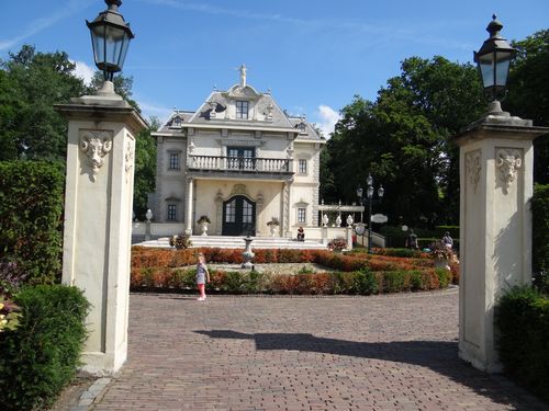 Het voorplein van Villa Volta