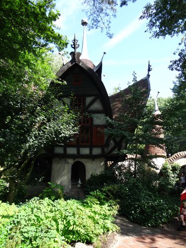 Het Lonkhuys. De bomen staan mooi in het groen.