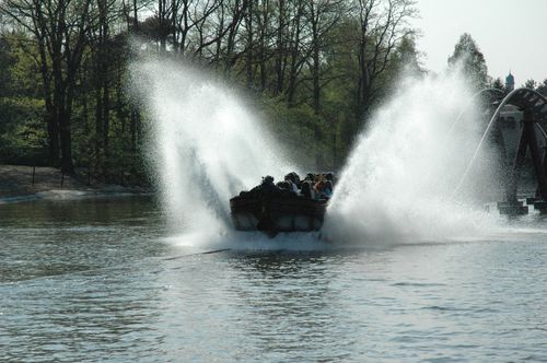 De Vliegende Hollander, splash zoals die door de meeste bezoekers gezien wordt, kort na opening van de attractie.