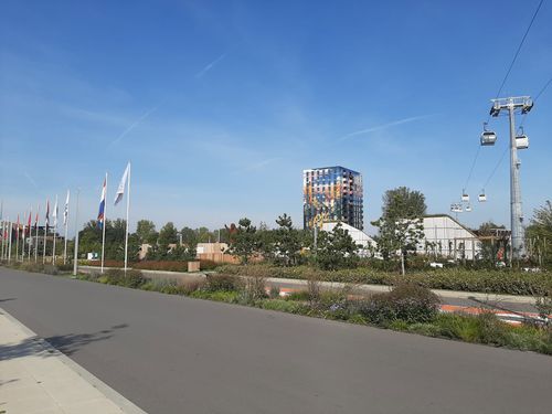 Dezelfde laan nog een keer. Ditmaal met kabelbaan. De toren in het midden is/wordt een woontoren.