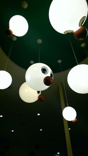 De iconische bol-lampen in de wachtrij van Carnaval Festival