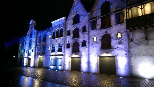 De zijkant van het Efteling Theater in de avond.
