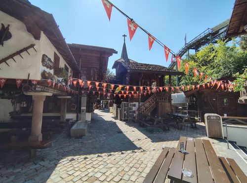 Wat mij betreft een van de sfeervolste stukjes Europa-Park. Op de achtergrond zie je de Swiss Bob Run. Een van de oudere achtbanen in Europa-Park. Geopend in 1985.