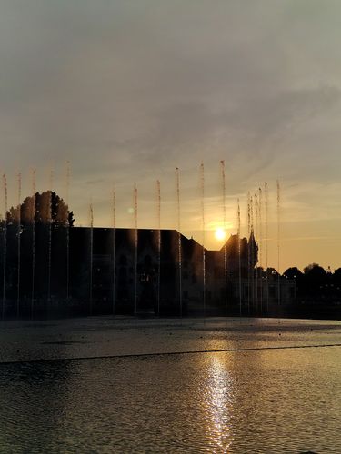 De dag afgesloten met een mooie zonsondergang, kijkende naar Aquanura met op de achtergrond het silhouet van het Efteling Theater.