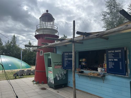 Horecapunt Beach Club achterin het park met kenmerkende vuurtoren