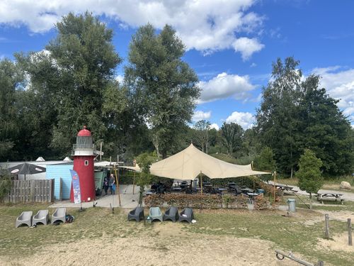 Horecapunt Beach Club achterin het park met kenmerkende vuurtoren
