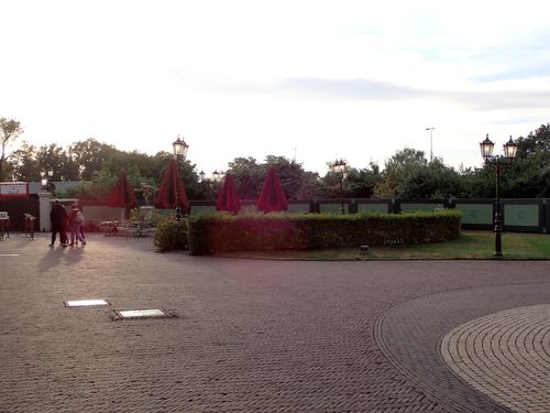 En nog iets verder naar links gefotografeerd, met het terras van Pinokkio's