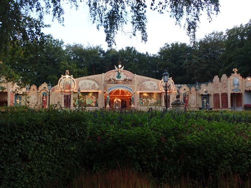Prachtig groen in de voorgrond van het Carrouselpaleis.