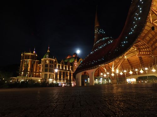 De volle maan boven het Efteling Grand Hotel en het Huis van de Vijf Zintuigen.
