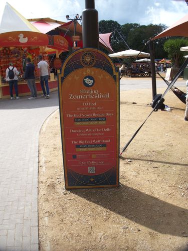 Het programma van het Efteling Zomerfestival met daarop:
DJ Ezel
The Red Noses Boogie Boys
Dancing With The Dolls
The Big Bad Wolf Band