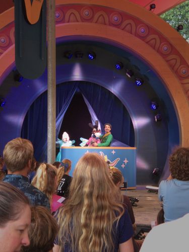DJ Ezel! Toffe show met leuke muziek en meezingers. Wel gericht op het jongere publiek.