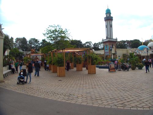 Nog even langs het Fata Morgana plein. Voor deze editie waren er nieuwe doeken gespannen die extra schaduw bieden. Op dit plein was ook Djinn met de Tijger te zien.