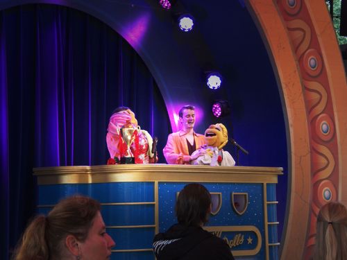Dancing With The Dolls was weer een hilarisch tafereel. Met leuke covers van bekende Efteling melodieën en toffe danspasjes was het een feestje.