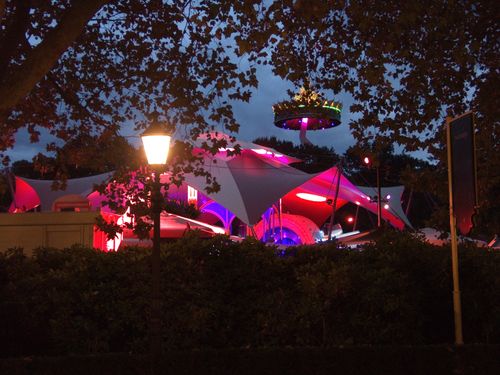 De festivaltent gezien vanaf de Dubbele Laan. Wat mij betreft is dit concept een goede zet en een waardige toevoeging aan de Zomer Efteling. Met een leuk, divers aanbod aan optredens voor jong en oud!