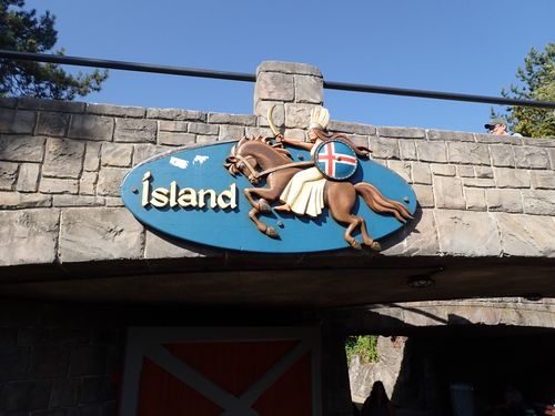 Het gebiedsbord van IJsland, richting Blue-Fire. Verderop ga je onder de wildwaterbaan door.