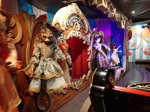En hier allerlei Italiaanse carnavalsfiguren.