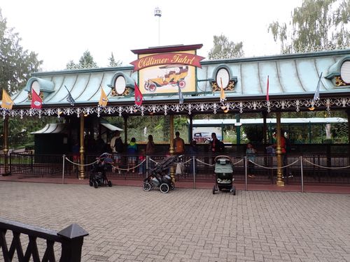 Het station van Oldtimer-Fahrt. Hetzelfde type attracite van Mack-rides als vroeger in de Efteling stond!