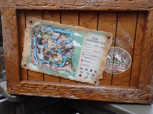 Een kistje met daarop een kleine plattegrond.
