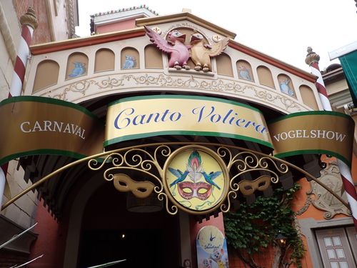 Dan nu maar kijken bij de vogelshow: Carnaval in Venetië.