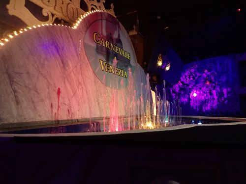 Hier hebben ze nog wel een waterorgel! Aan het einde van de show (spoiler!) hoort eigenlijk het plateau naar beneden te komen met dansende vogels. Maar dat werkte ook al niet meer.