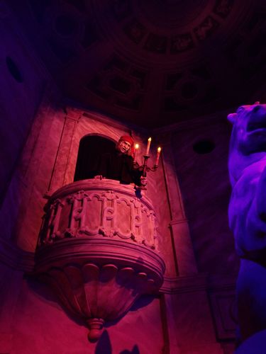 Hier was voorheen de stretching room, maar nu is het een marmeren zaal met een animatronic van Lorenzo de' Medici.