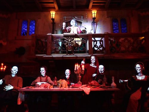 Een toevallig getimede foto met het bliksemeffect op de animatronichoofden.