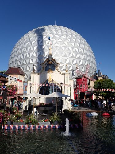De schaduw van de Euro-Tower valt op de Eurosat-CanCan Coaster niet-epcot bal!