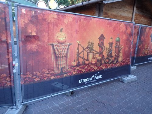 Bouwhek waarachter al het een en ander voor Halloween werd opgezet. Ik heb het grootste vermoeden dat dit met AI gegenereerd is. Erg jammer.