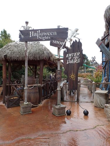 Het Magiezijn is voor de Halloween Nights omgebouwd tot grote souvenirwinkel met allerlei halloween merchandise.