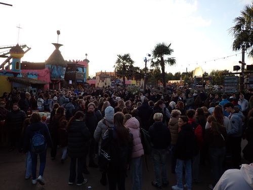 De parade trekt veel bekijks, dit is wat mij betreft toch wel een zwak punt. Port Laguna staat al gauw vol met zo veel mensen.