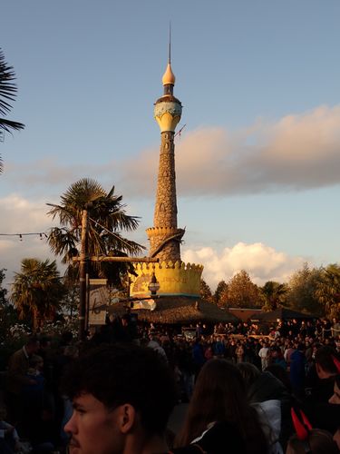De ondergaande zon schijnt op de toren van Solaris.