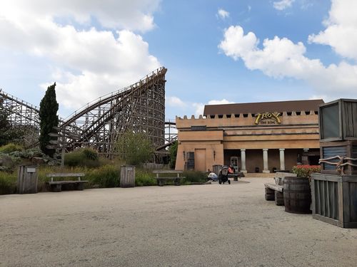 Zittend op een houten bankje met uitzicht op Troy.