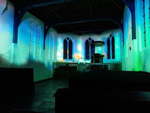 Lichtshow in de kerk.