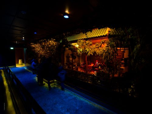 Showruimte tijdens de show, gezien vanaf de tweede rij.