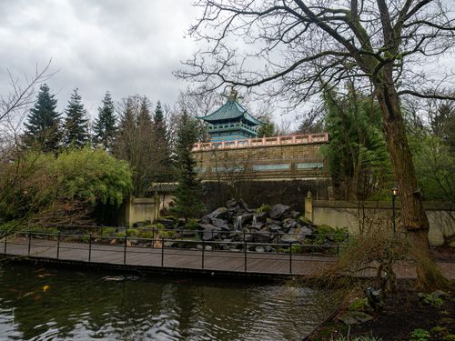 Het sprookje gezien vanaf het bruggetje bij het prieeltje in de Siertuin.