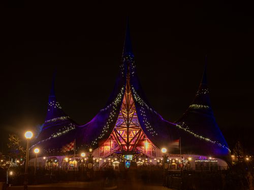 Het Huis van de Vijf Zintuigen bij nacht.